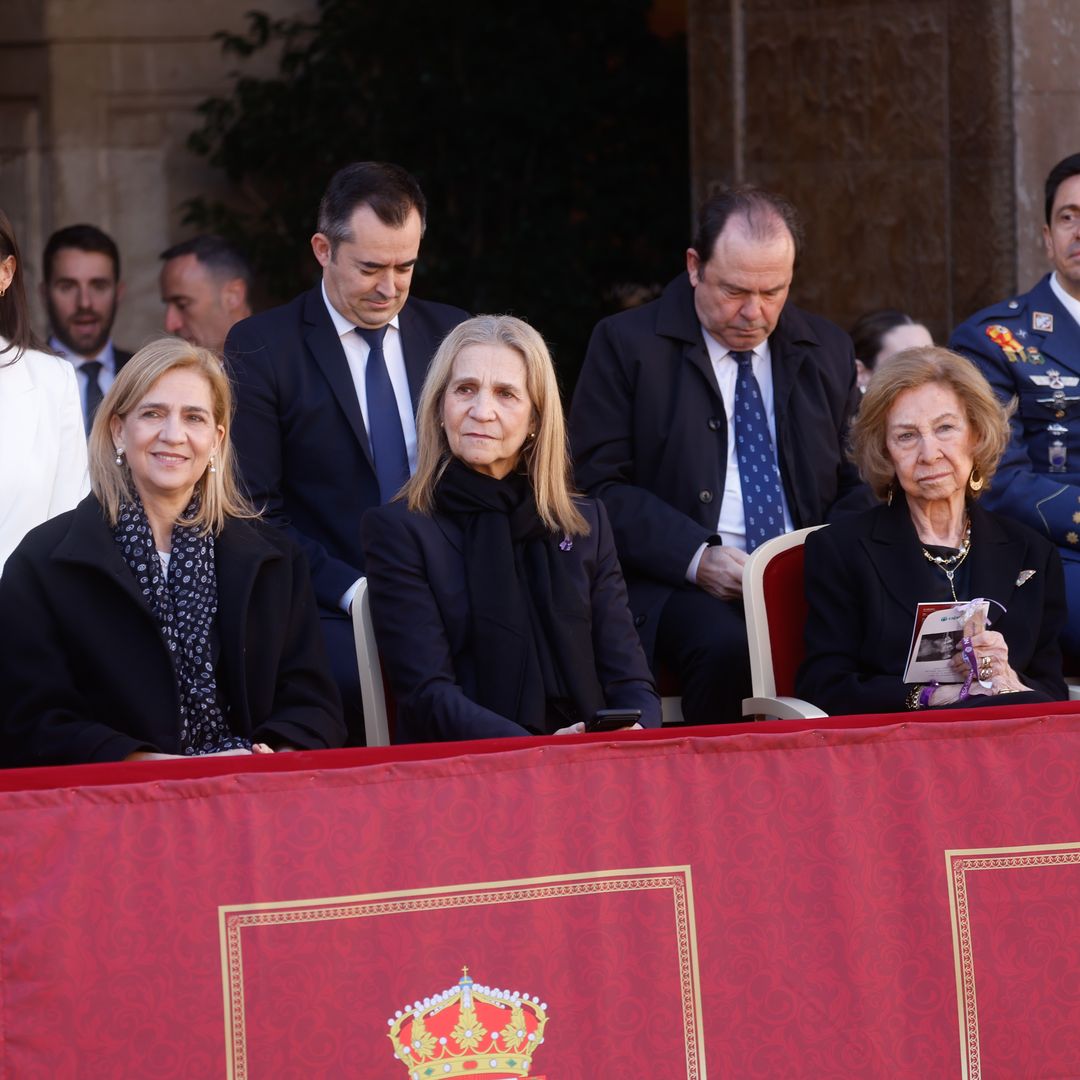 Las imágenes de la reina Sofía en Murcia, arropada por las infantas Elena y Cristina, en su Semana Santa más difícil
