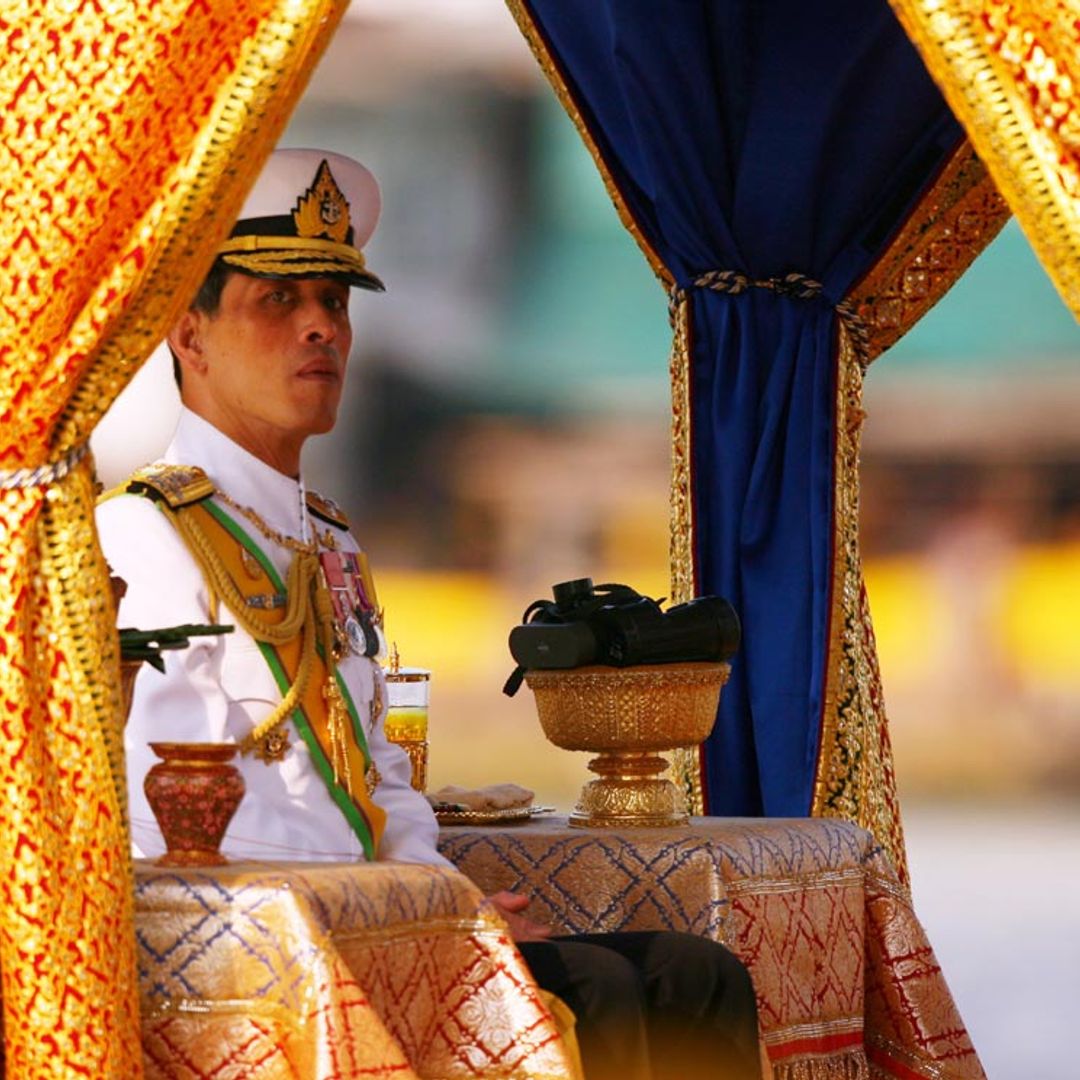 El rey de Tailandia se casa por sorpresa antes de su coronación y nombra a la reina Suthida