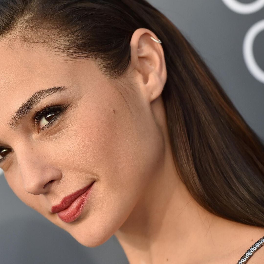 Los 6 cosméticos que Gal Gadot siempre lleva en su ‘makeup bag’