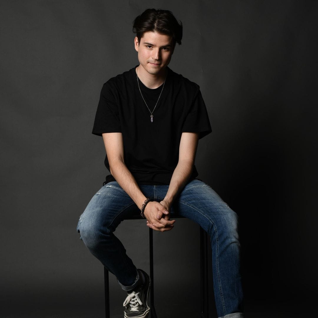 Emilio Treviño, la voz detrás de Miles Morales y Timothée Chalamet, nos revela la alquimia del doblaje