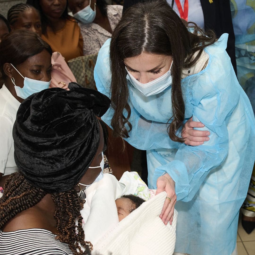 La reina Letizia, todo ternura en su visita a una maternidad de Angola