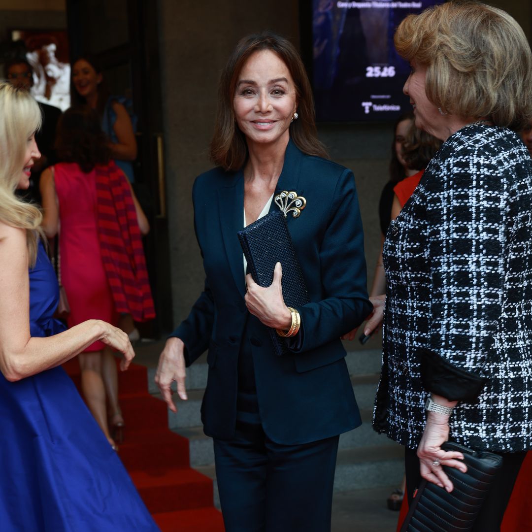 De azul marino y con broche joya: el look de Isabel Preysler en la inauguración de la ópera del Teatro Real
