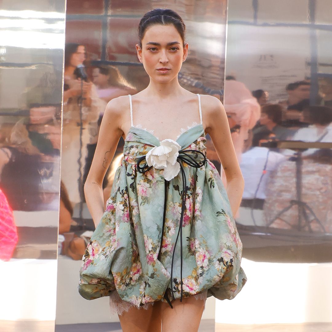 Yolancris cierra Fashion Week Madrid con una oda a las flores y su diseñadora nos confiesa: "Sería un sueño ver a Zoë Kravitz con uno de nuestros diseños"