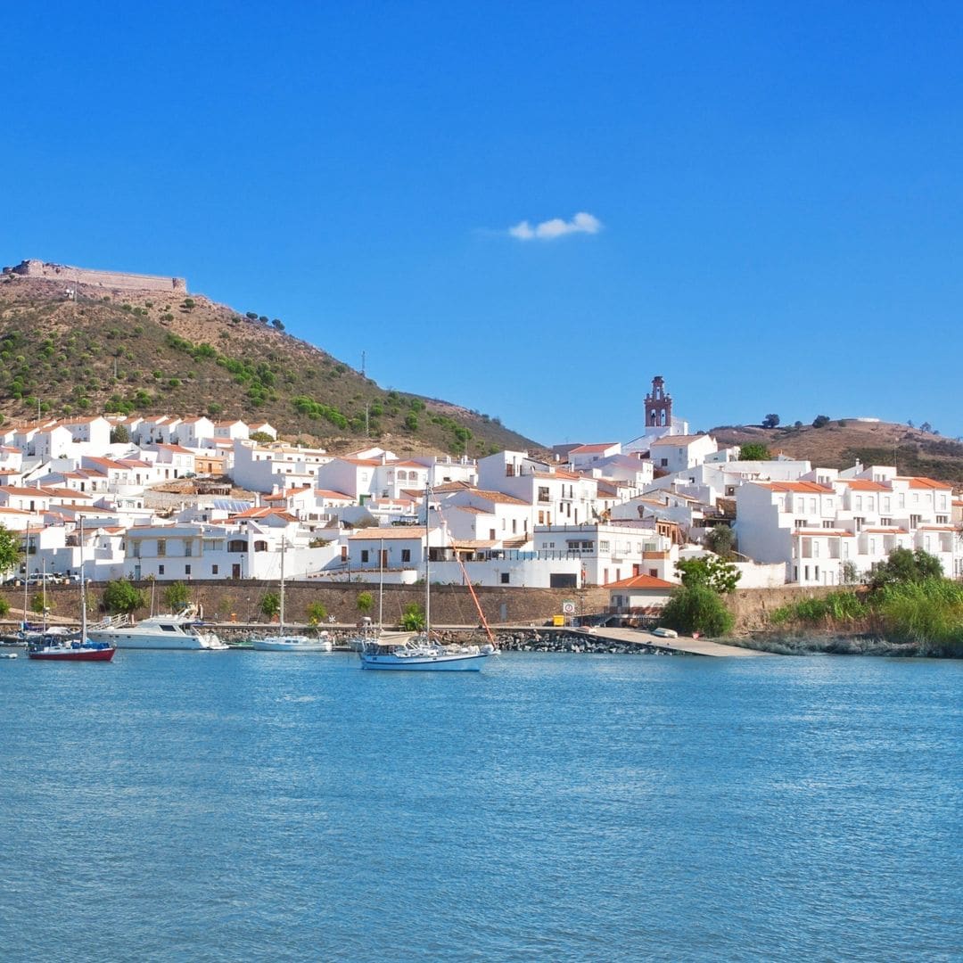 El pueblo de interior de Huelva que es perfecto para el verano: playas, casitas blancas y a 80 km de Portugal