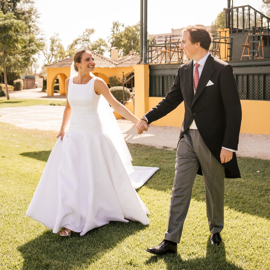 Teresa se casó en Sevilla con un vestido de novia que su madre dibujó en una servilleta: esta es su historia