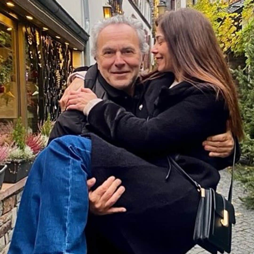 El 50 cumpleaños de Irene López con José Coronado y los hijos del actor: cócteles, tarta y una sesión de mentalismo