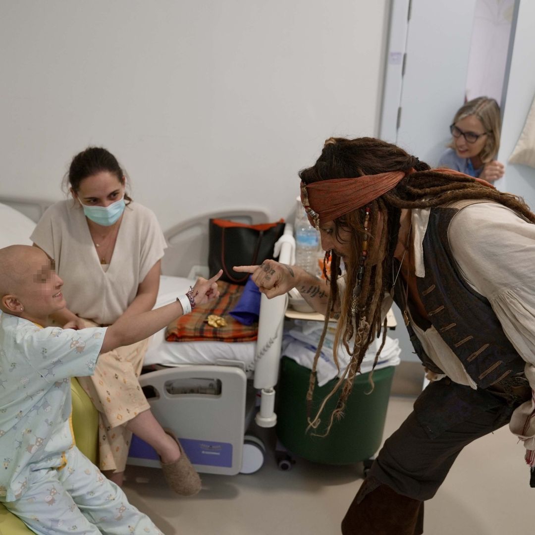 Johnny Depp visita el Hospital Niño Jesús de Madrid para sorprender a los más pequeños vestido de Jack Sparrow