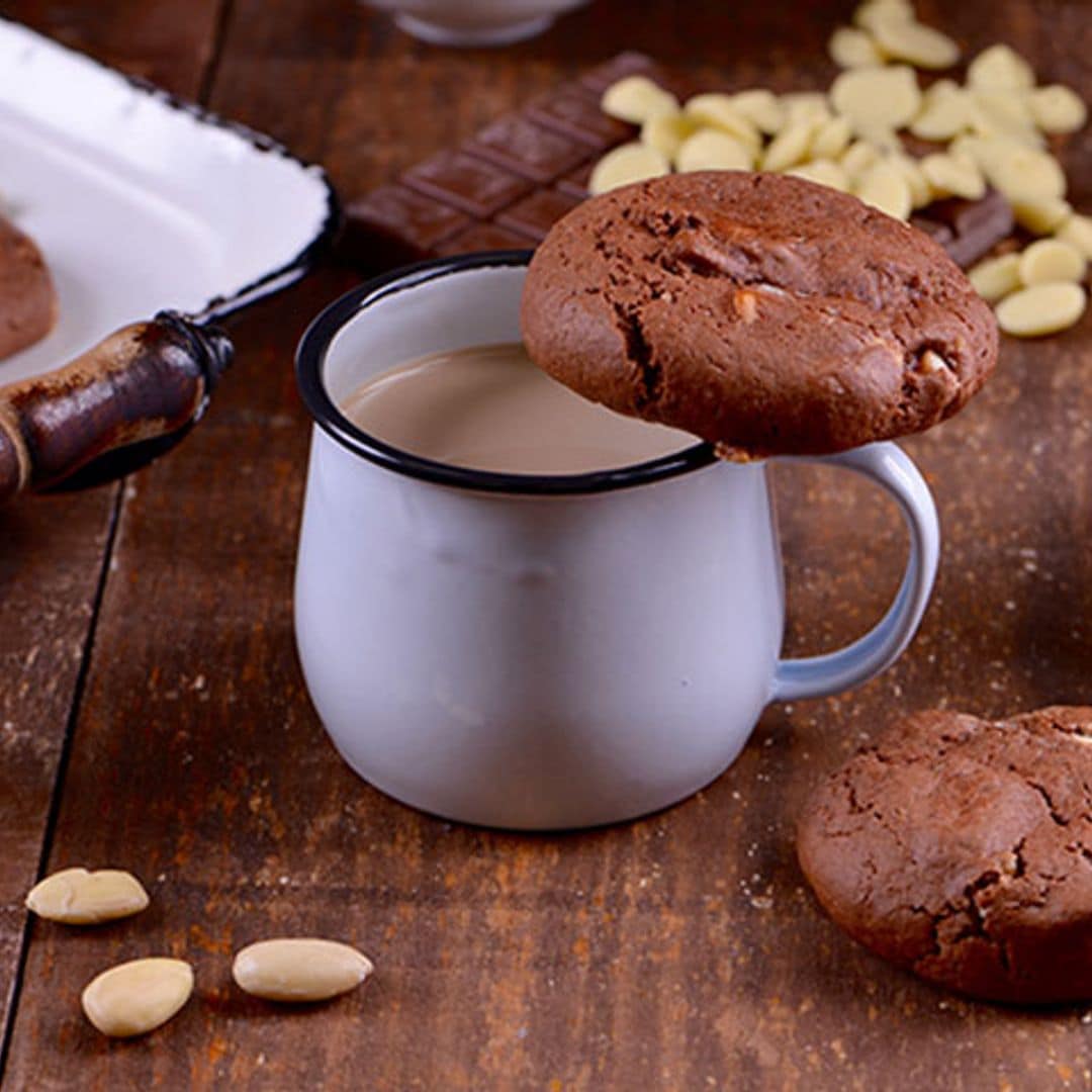 'Cookies' negras con almendras y chocolate blanco