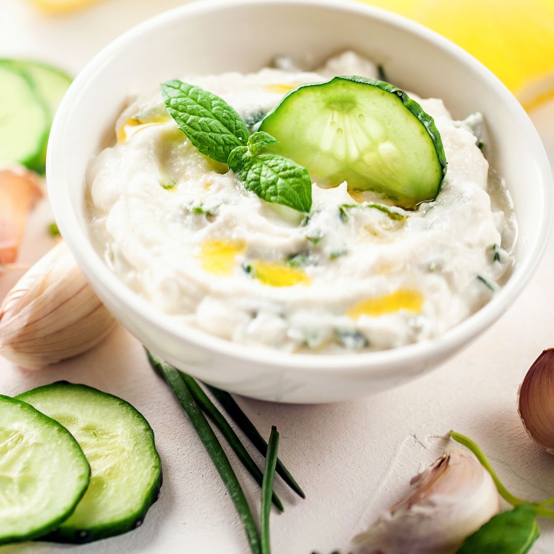 Más allá del gazpacho: 10 recetas con pepino que son refrescantes, saludables y muy sabrosas