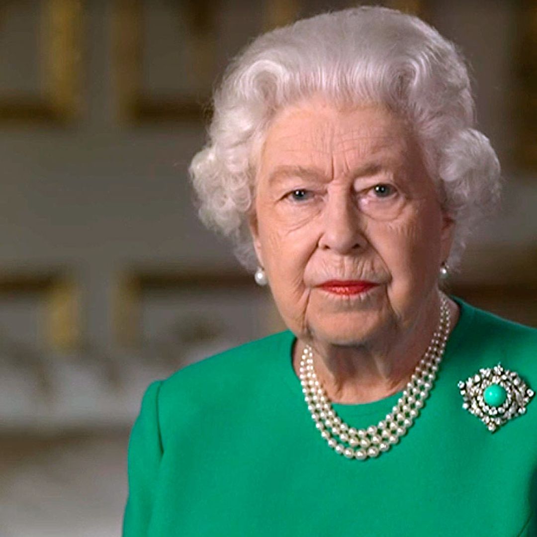 El color de la esperanza y un broche con historia: los detalles del discurso histórico de Isabel II