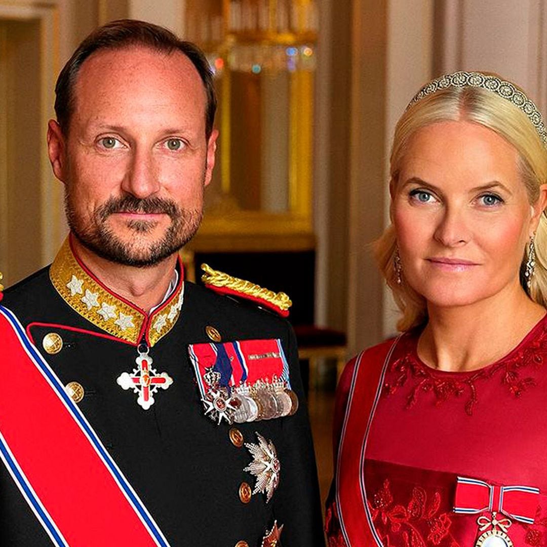 Los nuevos retratos oficiales de Haakon y Mette-Marit de Noruega en un tiempo de cambios