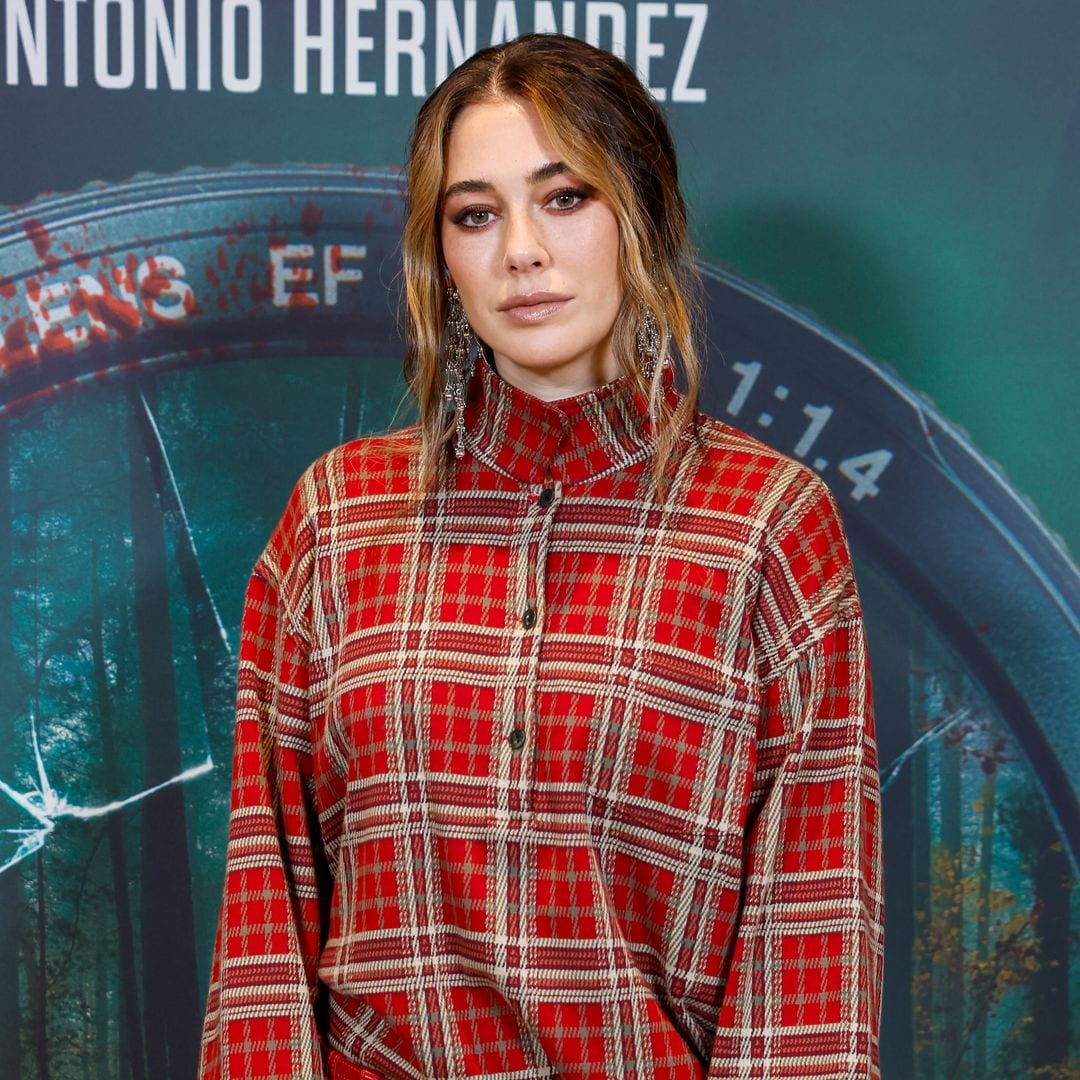 Parece un traje, pero es un minivestido: Blanca Suárez presenta su nueva película con el diseño camisero francés más punk del otoño