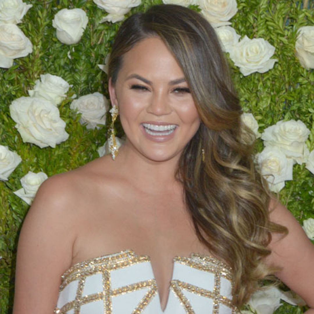 Cambio de 'look': Chrissy Teigen nos demuestra que el rubio es el color del verano