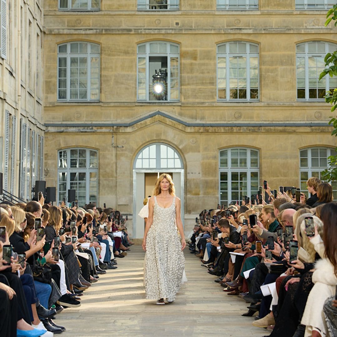 Laura Dern se vuelve viral al inaugurar la pasarela de Gabriela Hearst en París