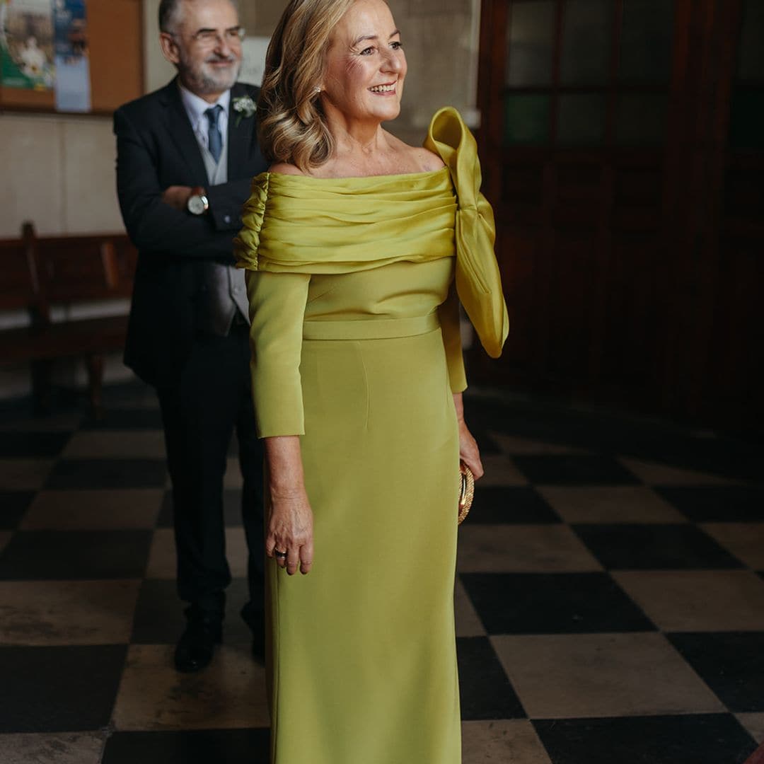 Dora, una madrina espectacular con vestido de escote barco y lazada lateral para la boda de su hijo en Valencia
