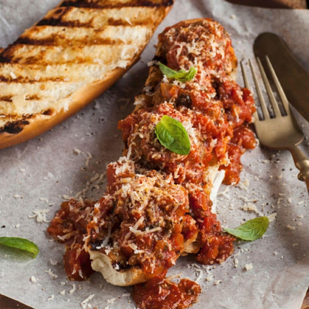 Bocadillo de albóndigas con queso parmesano