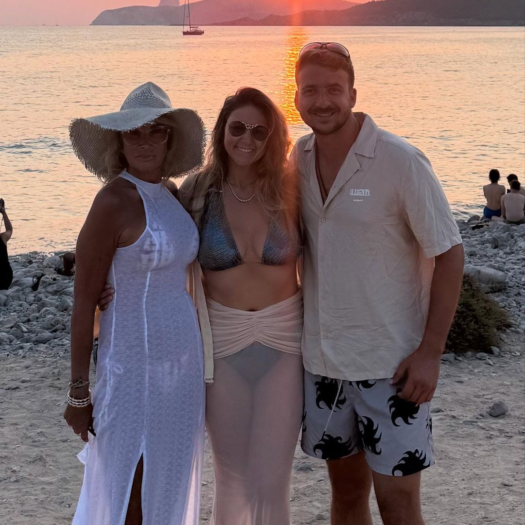 Adela Micha presume sus vacaciones de ensueño por Ibiza junto a su hija y su yerno
