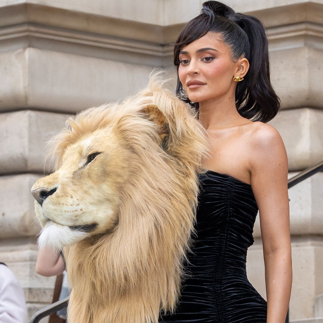 Kylie Jenner con vestido negro de tubo y cabeza de león en el desfile de Schiaparelli en la Semana de la Moda de París en enero de 2023