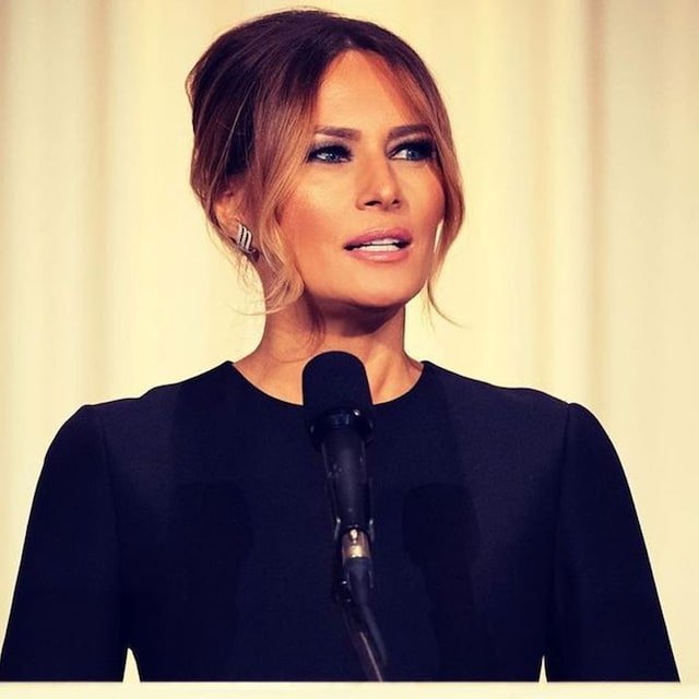 melania trump vestido plumas