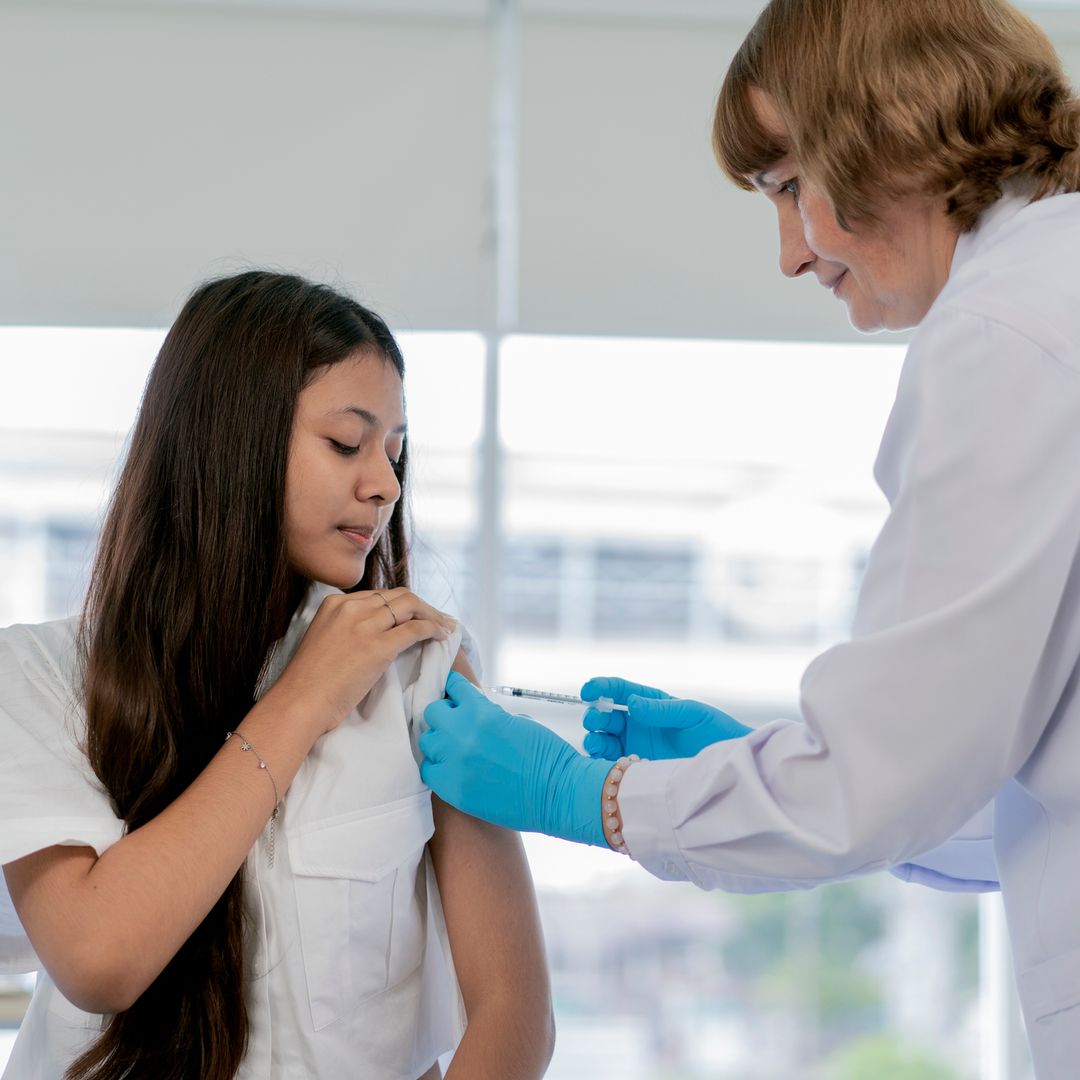 Del papiloma humano a la meningitis: las vacunas que protegen a los adolescentes más allá de la infancia