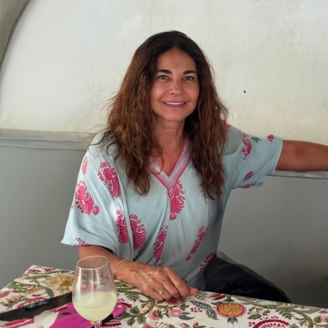 Mariló Montero comienza sus vacaciones en una espectacular casa de Sanlúcar con el caftán estampado que todas queremos en un día de playa