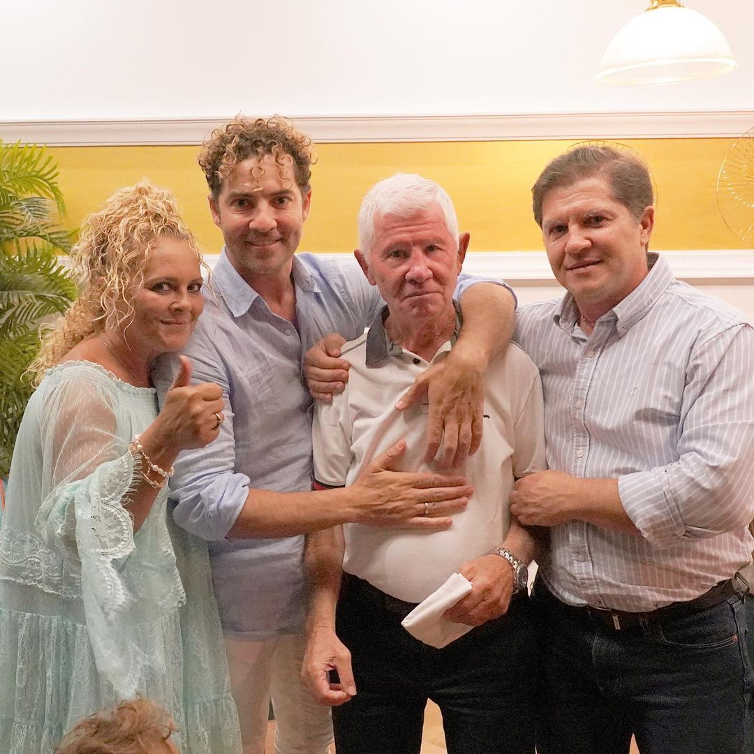 David Bisbal junto a su padre y sus hermanos