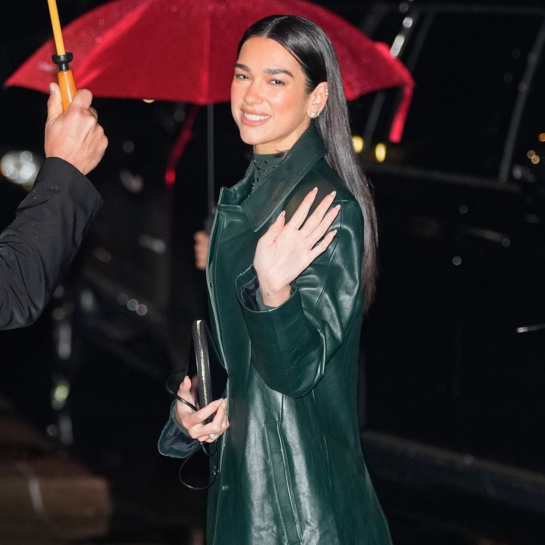 Dua Lipa se suma a la tendencia de los abrigos de cuero