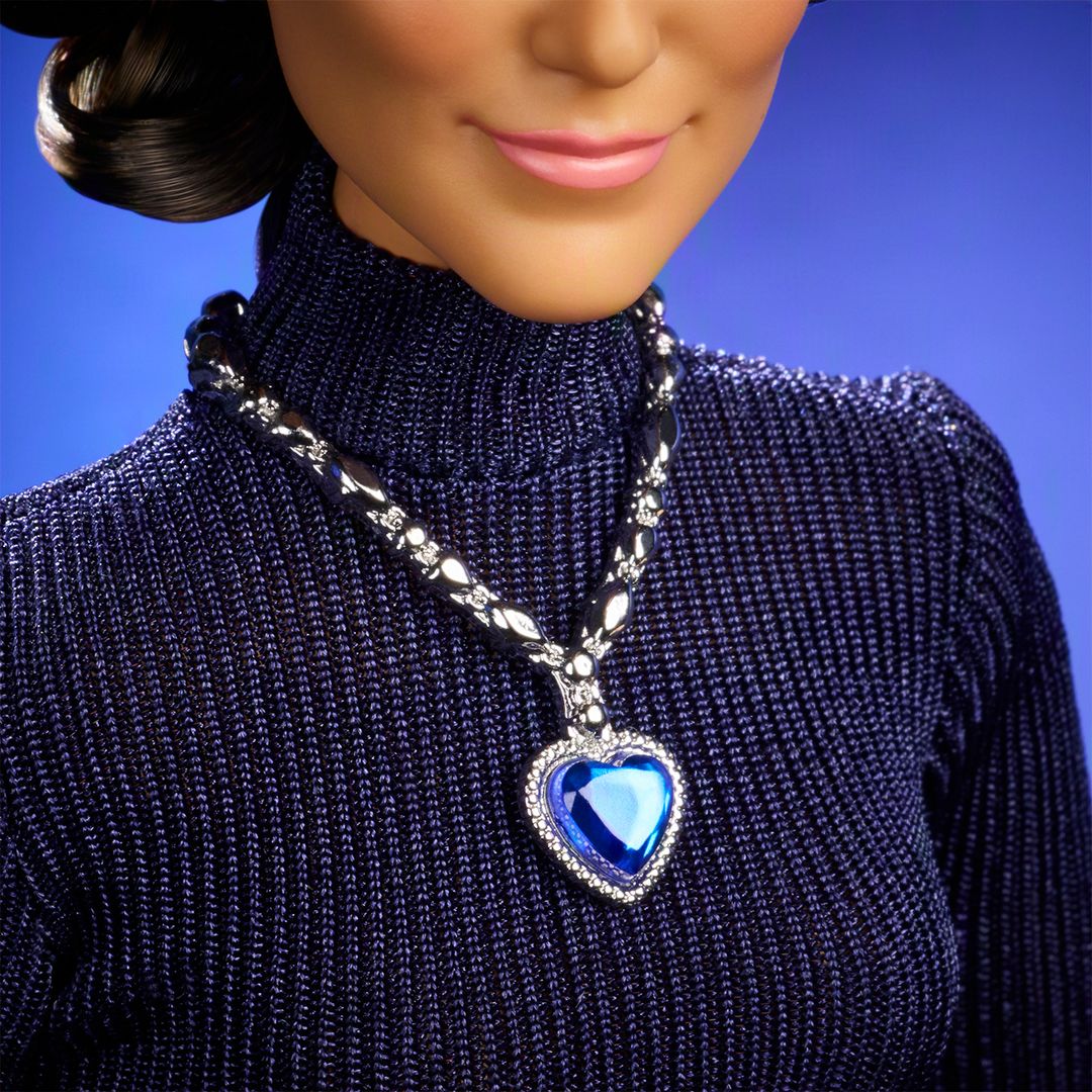 La Barbie incluye detalles como el vestido y el collar, usados por Dion ese día.
