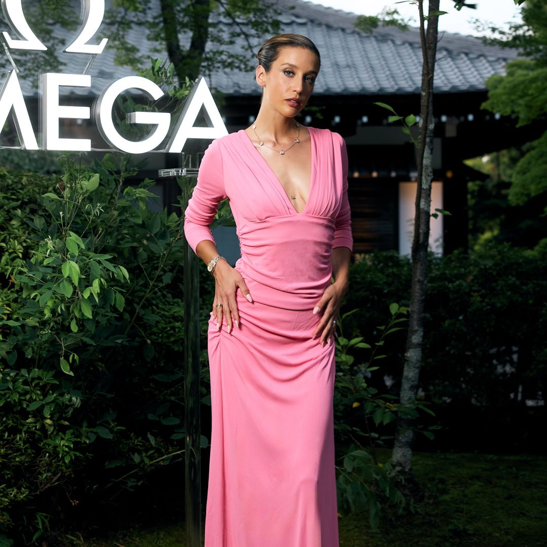 María Pedraza impacta en Japón: su cita de lujo al atardecer, con un elegante vestido drapeado y acompañada por su madre