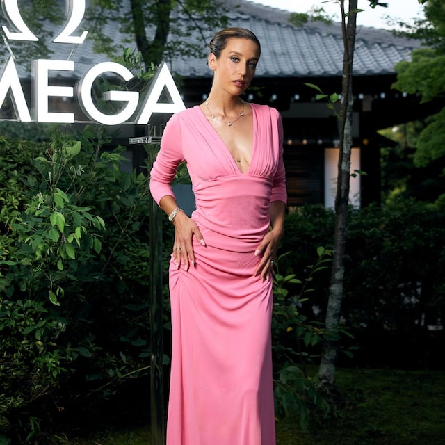 María Pedraza revoluciona Japón con un vestido rosa chicle y reloj de lujo