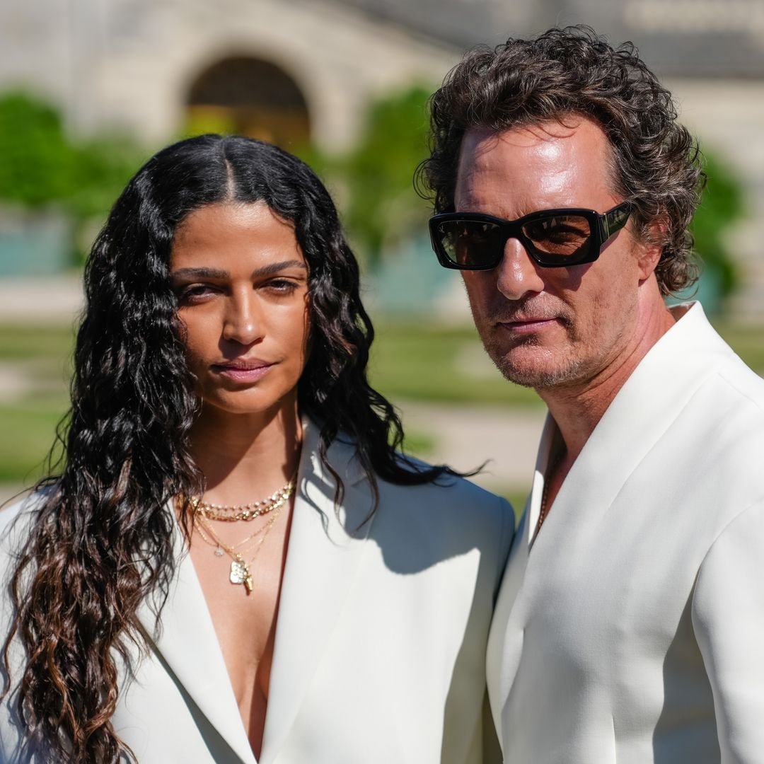 Matthew McConaughey y Camila Alves: la pareja más sofisticada en el desfile de Jacquemus en Versailles