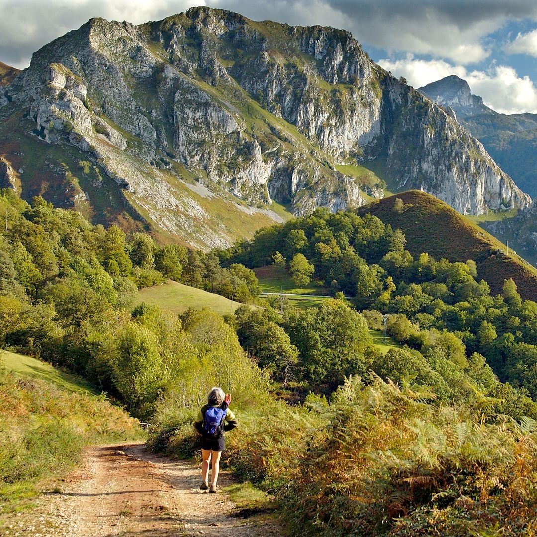Senderista por el lado occidental de los Picos de Europa en otoño, concejo de Amieva, Asturias