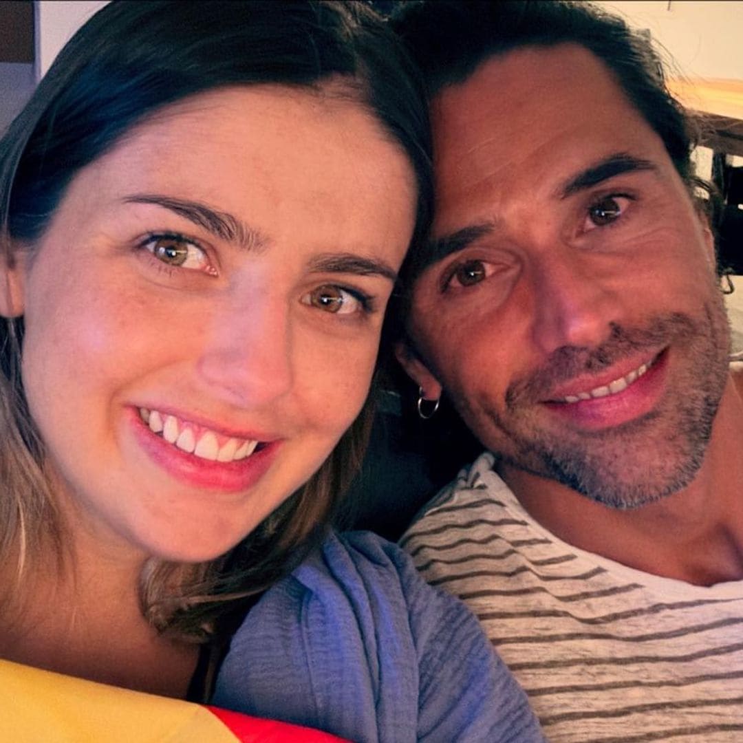 Michelle Renaud y Matías Novoa celebran el triunfo de España al lado de sus tres hijos