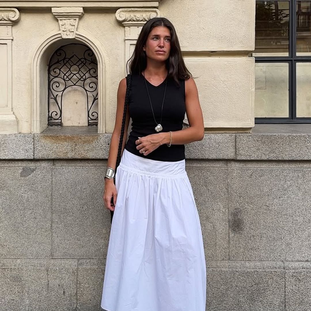 Vuelve esta temporada la falda midi blanca que fascinaba a Grace Kelly: elegancia atemporal, ultrafemenina y muy cómoda
