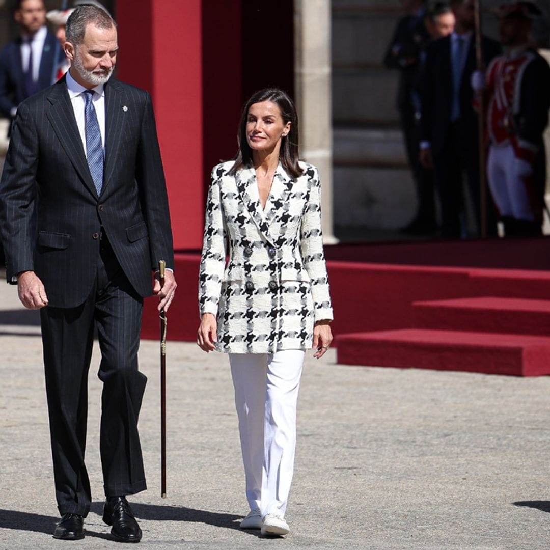 16 looks de la reina Letizia con zapatillas cómodas y sus trucos para combinarlas