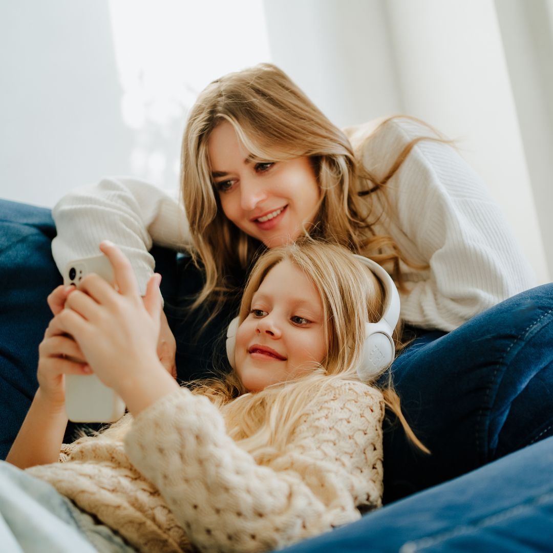 Cómo ayudar a niños y adolescentes a tener una relación sana con la tecnología: "No hay que castigar a los hijos quitándoles el móvil cada vez que hacen algo que no nos gusta"