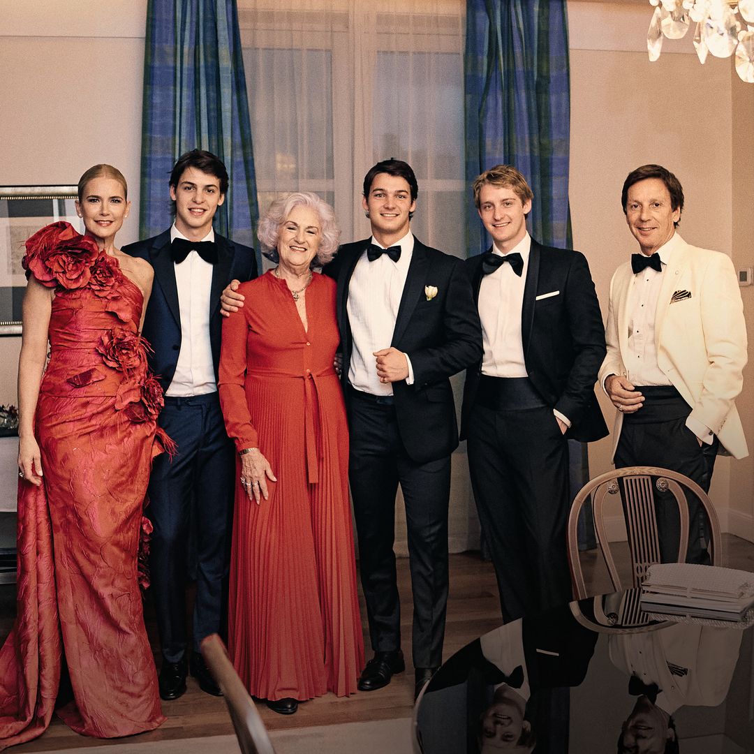 Valeria Mazza posa junto a su hijos Benicio, Tiziano y Balthazar, su marido Alejandro Gravier y su madre, Monica Ferreira