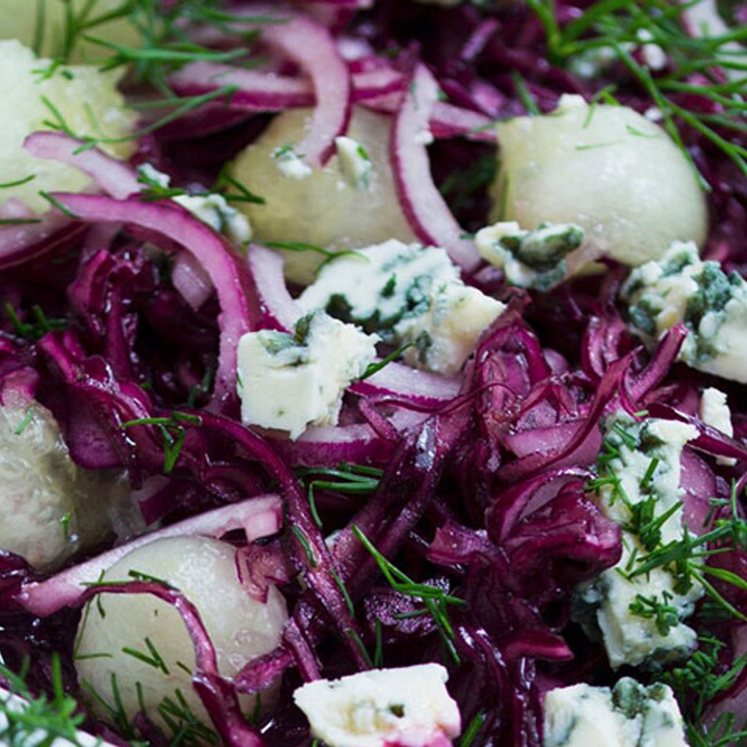 Ensalada de melón con lombarda, eneldo y roquefort
