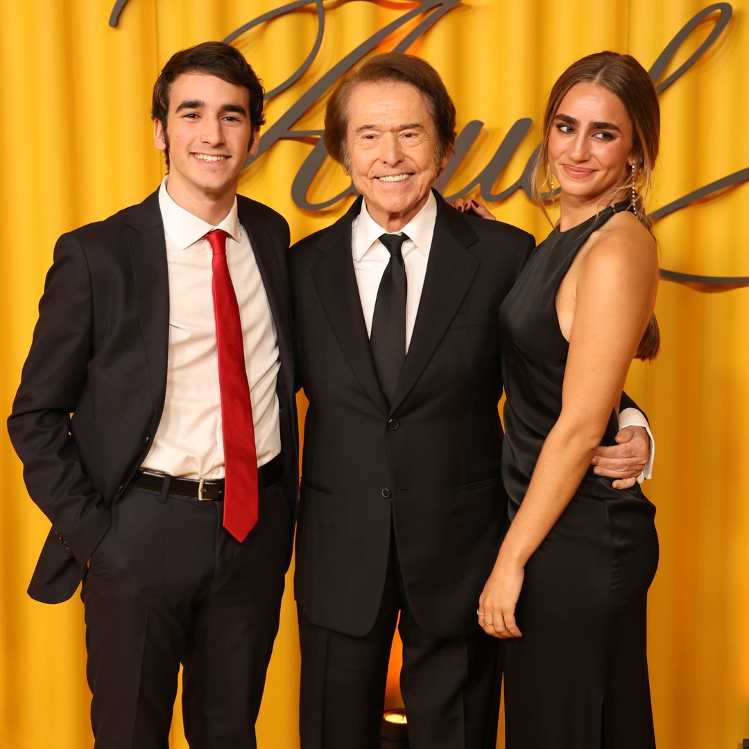 Carlos y Manuela, los nietos de Raphael, acaparan todas las miradas en una noche muy especial por el gesto que han tenido con el cantante