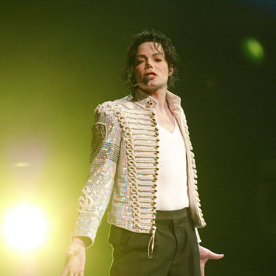La chaqueta de Napoleón no es nueva pues era una de las piezas infalibles de artistas como Freddie Mercury o Michael Jackson. 