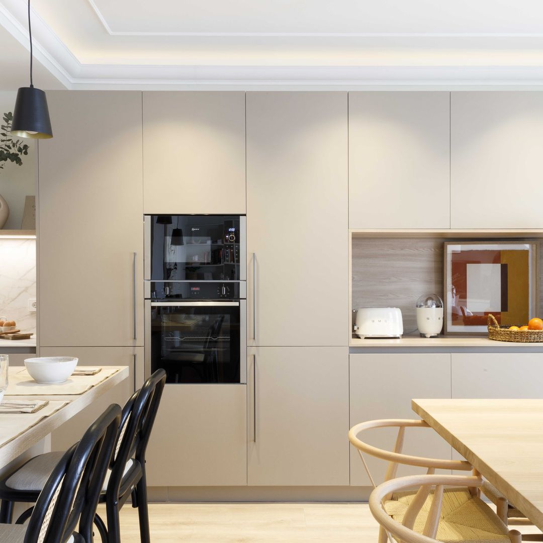 Cocina en color topo. 