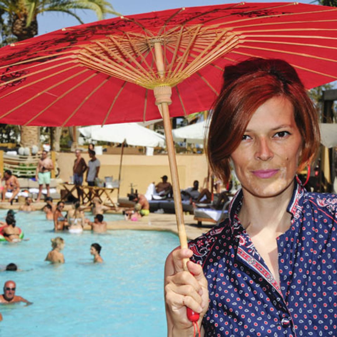 Bajo el sol de Marbella y con su novio, Bimba Bosé vuelve a pinchar tras someterse a un nuevo tratamiento