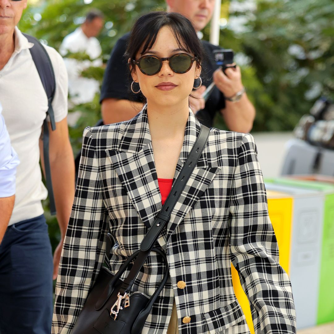 Jenna Ortega conquista Venecia con 'look preppy', mocasines y bolsa XL