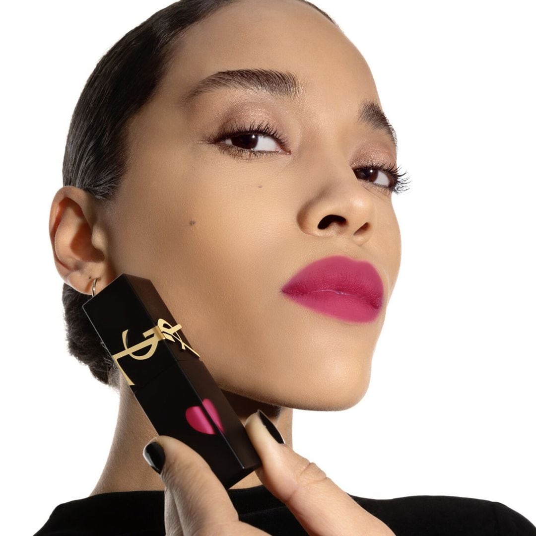 Modelo aplicando The Inks Blur Matte Lipstick de YSL en tono rosa fucsia.