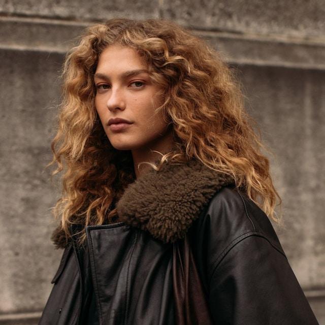 Mujer Semana Moda París chaqueta cuero pelo rizado