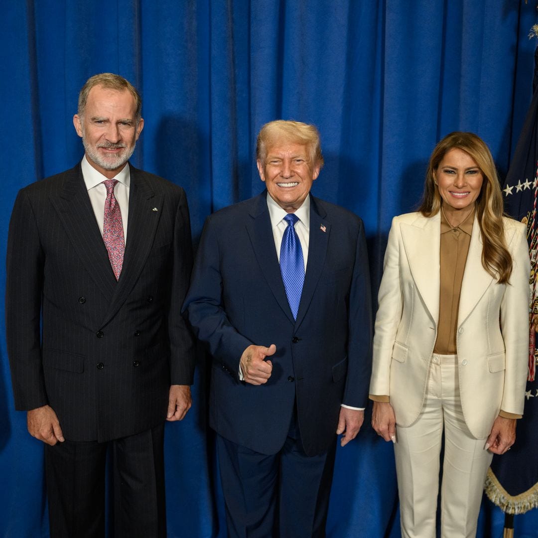 Felipe VI posa con Donald Trump y Melania en una foto oficial compartida por la Casa Blanca