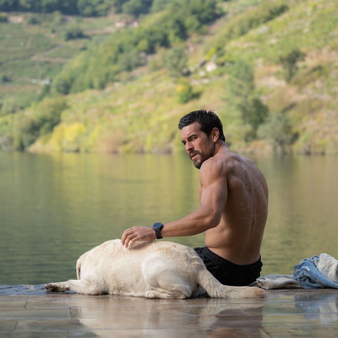 Descubre con Mario Casas y Luis Zahera, dos gallegos en acción, los paisajes espectaculares de la Ribeira Sacra