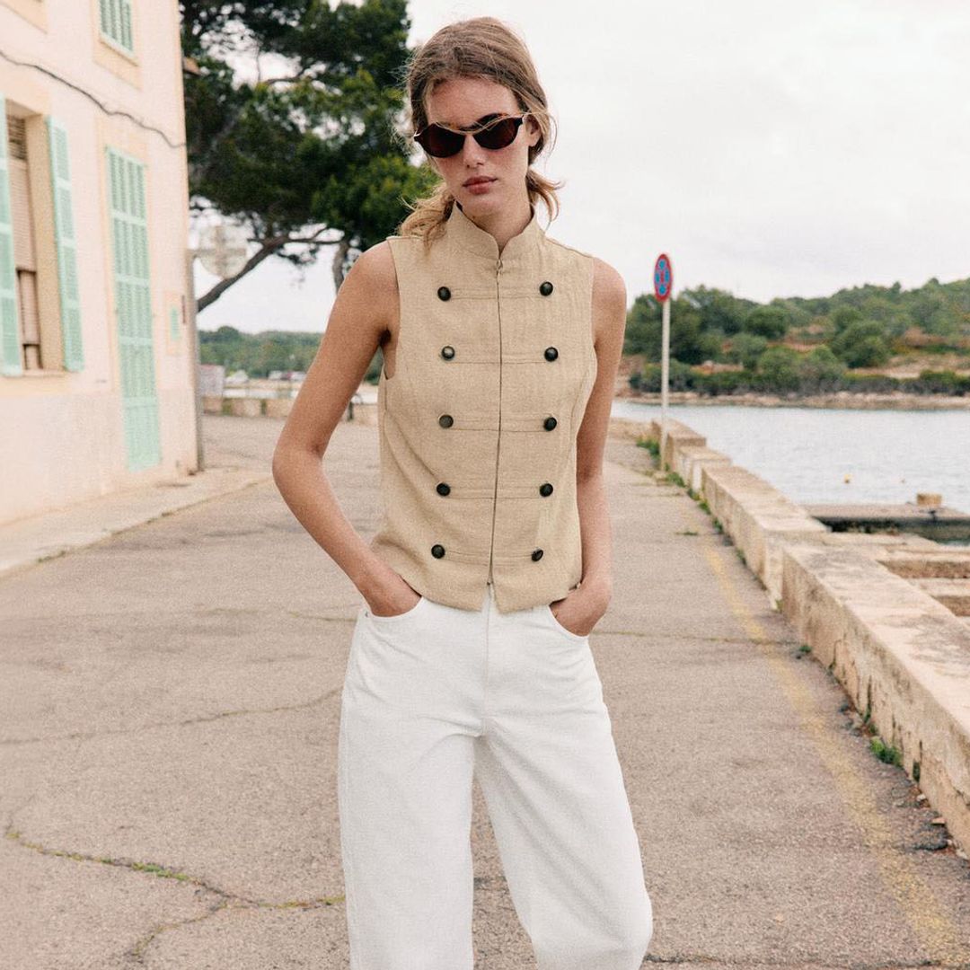 Estos vaqueros tienen el ancho perfecto para mujeres de +40 que quieran verse estilizadas y elegantes
