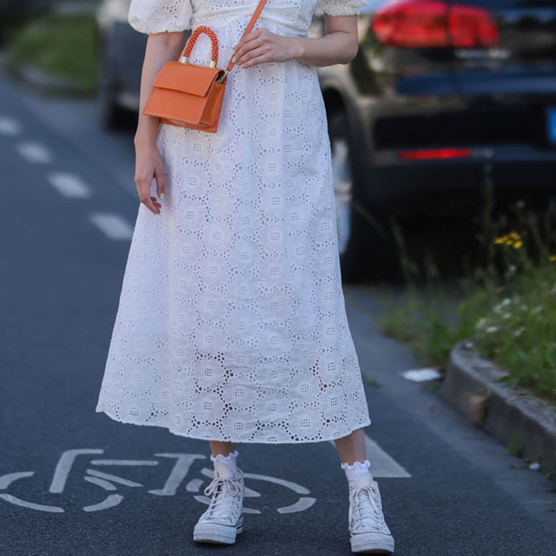 Un verano en zapatillas y diez looks con 'sneakers' que siempre funcionan