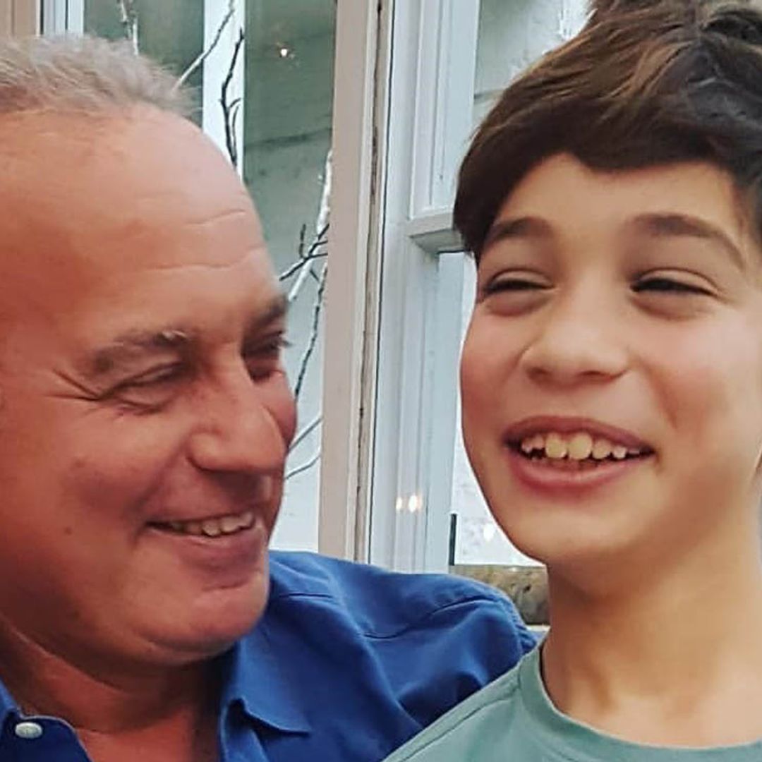 ¡Este chico promete!  Carlos, el hijo pequeño de Bertín Osborne, se marca un impresionante baile en el salón de casa